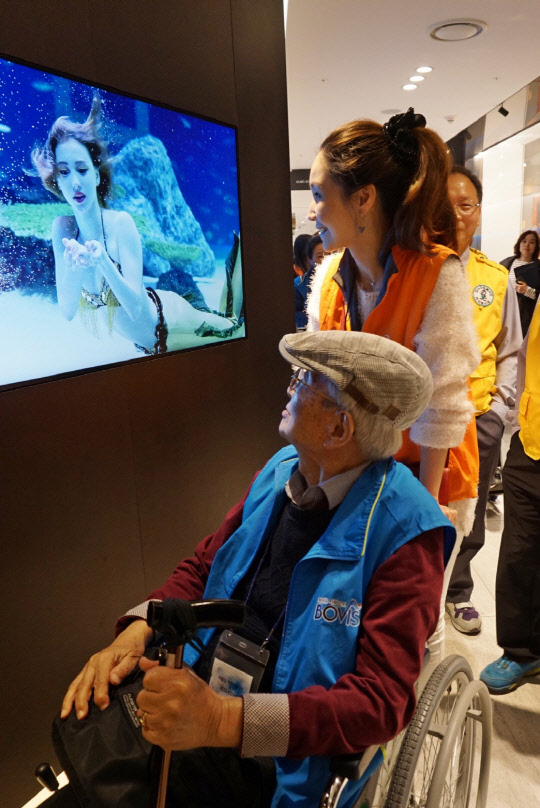 한화시스템 직원들이 18일 서울 여의도 인근에서 6.25 참전 국가유공자들과 함께 봄나들이 시간을 가지고 있다.   한화시스템 제공